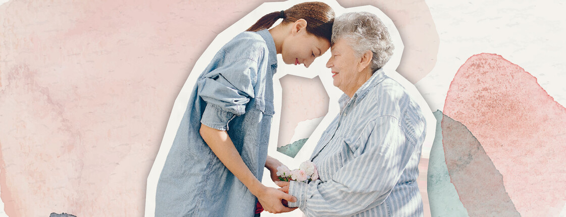 Eine junge Frau hält die Hände einer älteren Dame. Die beiden lehnen innig mit ihren Köpfen aneinander. Die Grafik ist als Collage gestaltet, auf deren Hintergrund ein Farbspiel aus Pastellfarben zu erkennen ist.
