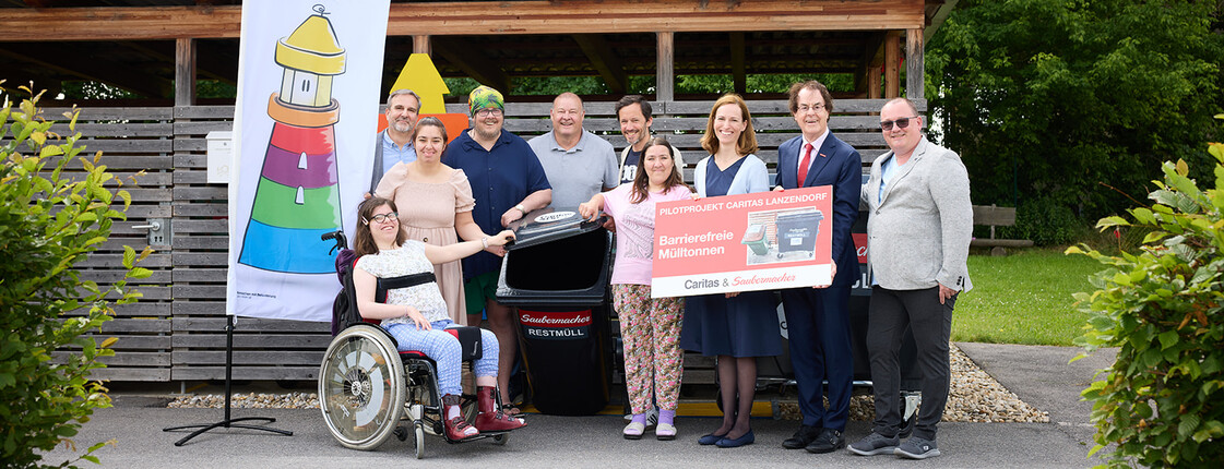 Caritas und Saubermacher präsentieren barrierefreie Mülltonnen in Tagesstätte Lanzendorf