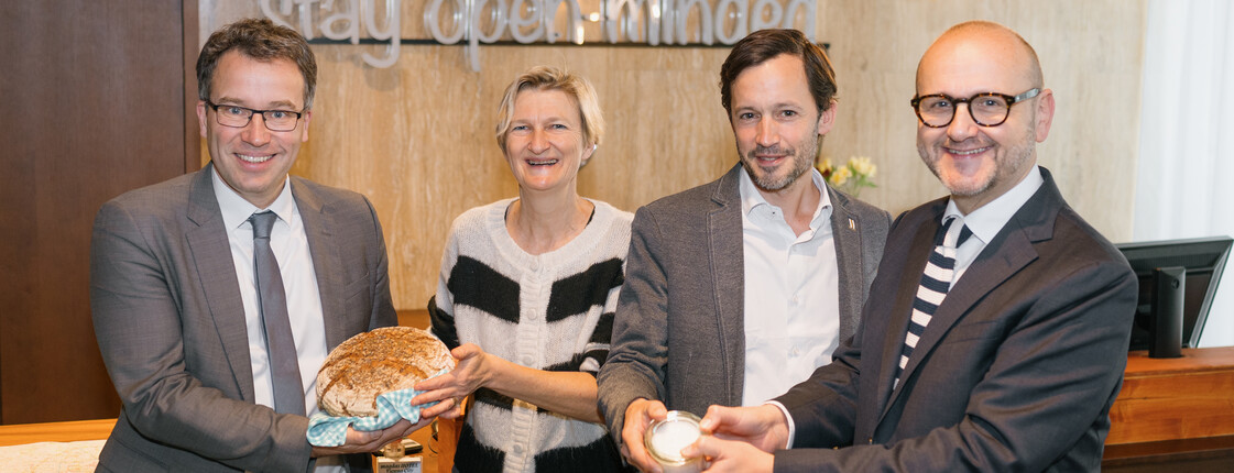 AMS-Vorstand Johannes Kopf, magdas Hotel Geschäftsführerin Gabriela Sonnleitner, gf. Caritasdirektor der Erzdiözese Wien Klaus Schwertner und Tourismusdirektor Norbert Kettner bei der Eröffnung des neuen magdas HOTEL