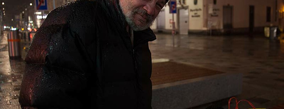 Obdachloser Mann im Regen
